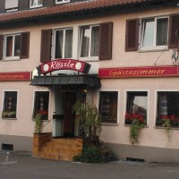 Gasthaus Rössle in Urbach mit Schildern 'Die Geniesserei' und 'Gästezimmer', Blumenkästen an den Fenstern und einer Eingangstreppe., © Gasthaus Rössle Gasthaus Rössle in Urbach mit Schildern 'Die Geniesserei' und 'Gästezimmer', Blumenkästen an den Fenstern und einer Eingangstreppe., © Gasthaus Rössle