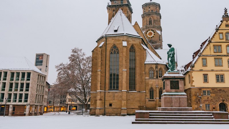Schneebedeckter Schillerplatz in Stuttgart mit einer Kirche, einer Statue und historischen Geb&auml;uden im Hintergrund., &copy; Thomas Niederm&uuml;ller