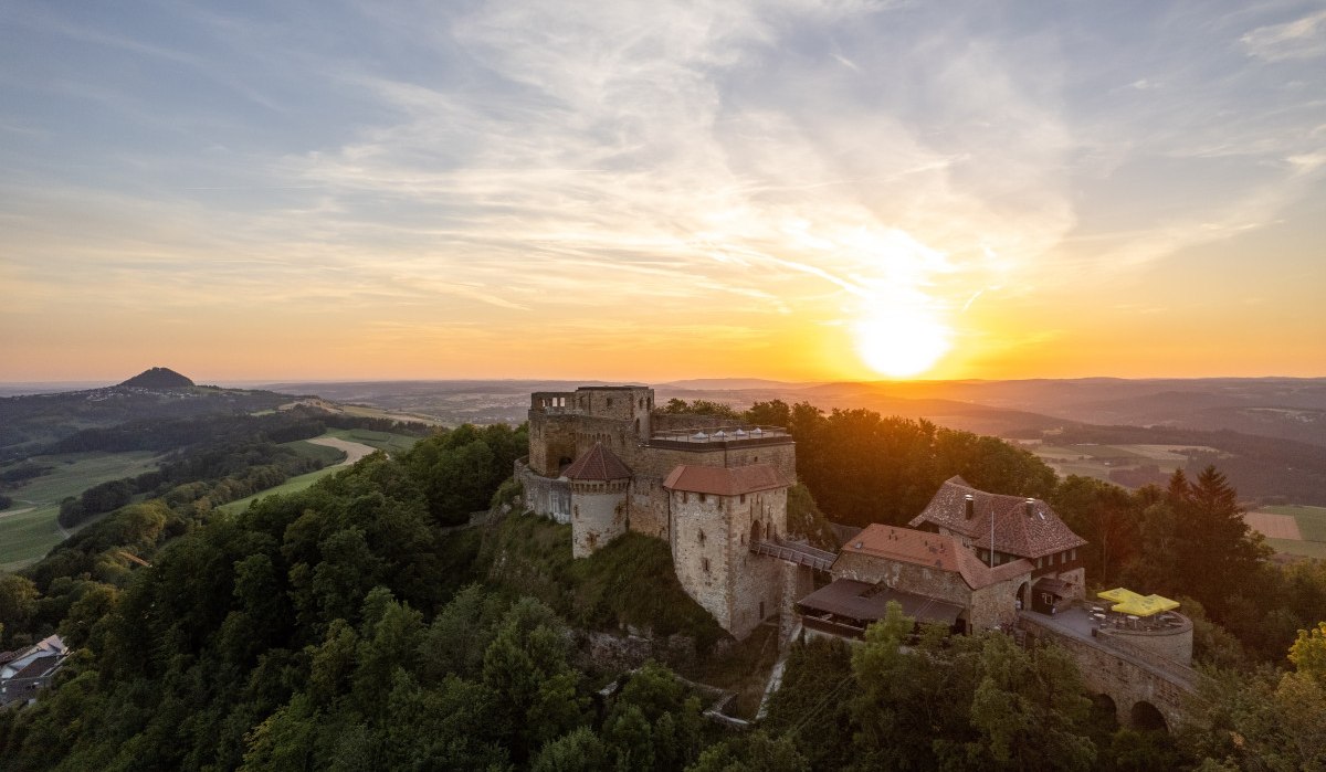 Die Burgruine Hohenrechberg thront auf einem Hügel, umgeben von Wäldern, im Licht eines dramatischen Sonnenuntergangs., © Foto Thomas Zehnder Die Burgruine Hohenrechberg thront auf einem Hügel, umgeben von Wäldern, im Licht eines dramatischen Sonnenuntergangs., © Foto Thomas Zehnder