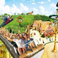 Collage von Attraktionen im Freizeitpark Tripsdrill: Achterbahn, Bär, Wasserrutsche und fröhliche Besucher in traditioneller Umgebung., © Erlebnispark Tripsdrill GmbH & Co. KG