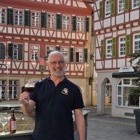 Biersommelier Armin Schmidt vor historischer Kulisse, &copy; Stadtmarketing Leonberg