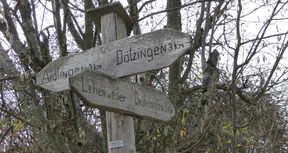Ein hölzerner Wegweiser im Wald zeigt Richtungen zu Dätzingen, Aidlingen und Lehenweiler an. Ein Schild mit gelber Raute ist darunter angebracht., © Natur.Nah. Schönbuch & Heckengäu Ein hölzerner Wegweiser im Wald zeigt Richtungen zu Dätzingen, Aidlingen und Lehenweiler an. Ein Schild mit gelber Raute ist darunter angebracht., © Natur.Nah. Schönbuch & Heckengäu