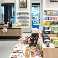 Moderner Souvenirladen mit Holzregalen, gef&uuml;llt mit B&uuml;chern, Tassen und regionalen Produkten. Gro&szlig;e Fenster bieten Blick nach drau&szlig;en., &copy; Stuttgart-Marketing GmbH, Sarah Schmid