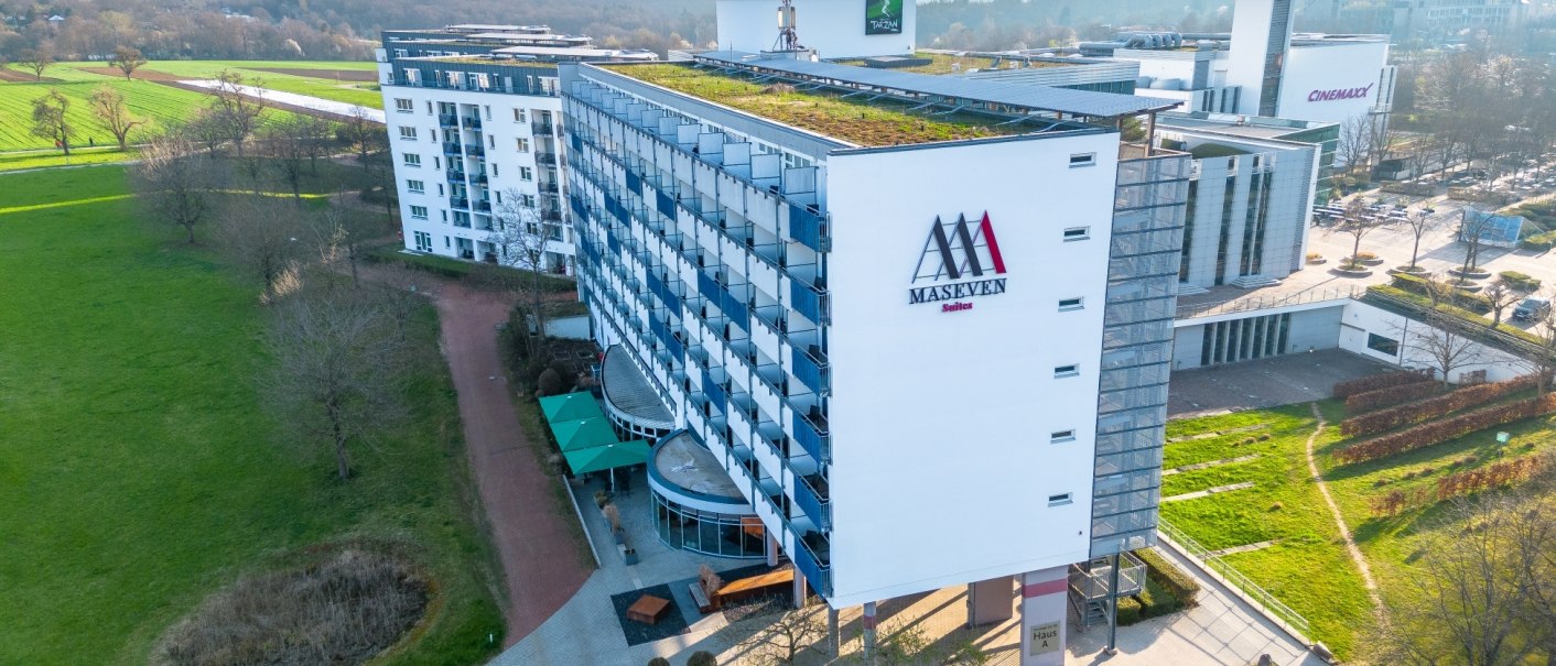 Luftaufnahme des MASEVEN Hotels im SI-Centrum Stuttgart, umgeben von Grünflächen und nahegelegenen Gebäuden., © MASEVEN Stuttgart SI-Centrum Luftaufnahme des MASEVEN Hotels im SI-Centrum Stuttgart, umgeben von Grünflächen und nahegelegenen Gebäuden., © MASEVEN Stuttgart SI-Centrum