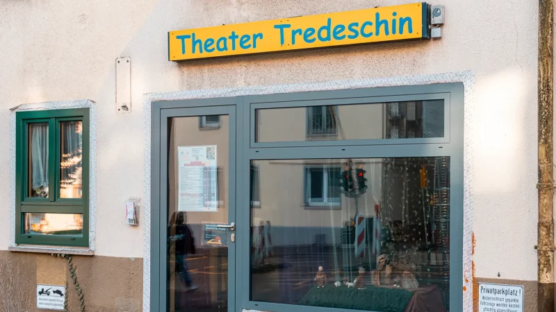 Eingang des Theater Tredeschin mit einem gelben Schild &uuml;ber der T&uuml;r. Ein Fenster mit Vorhang und ein kleiner Schaukasten sind sichtbar., &copy; SMG, Sarah Schmid