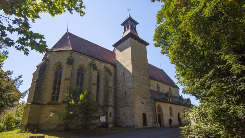 Die Schlosskirche Winnenden, ein historisches Geb&auml;ude mit gotischen Fenstern und einem Turm, umgeben von gr&uuml;nen B&auml;umen im Sonnenschein., &copy; Stuttgart-Marketing GmbH