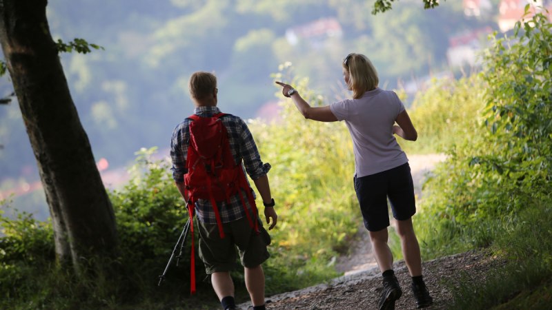 Zwei Wanderer laufen Richtung Aussichtspunkt, © Bad Urach Tourismus Zwei Wanderer laufen Richtung Aussichtspunkt, © Bad Urach Tourismus