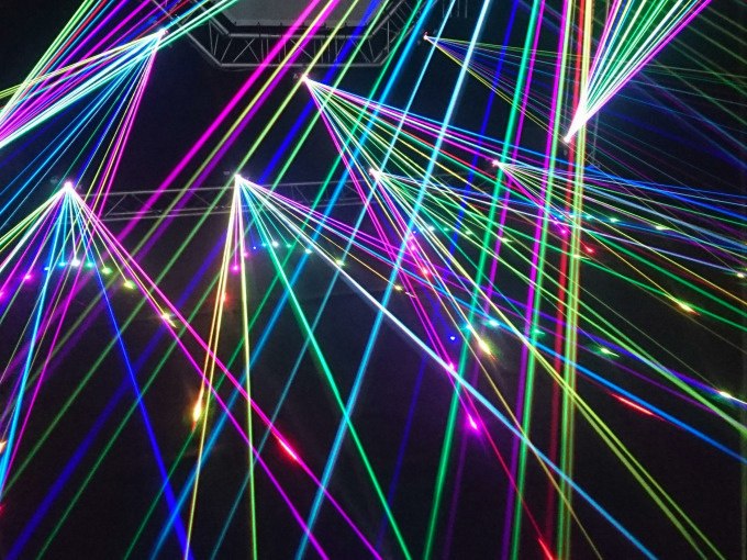 Bunte Laserstrahlen durchziehen einen dunklen Raum und erzeugen ein lebendiges, futuristisches Muster., © Cool-Tours StattReisen Bunte Laserstrahlen durchziehen einen dunklen Raum und erzeugen ein lebendiges, futuristisches Muster., © Cool-Tours StattReisen