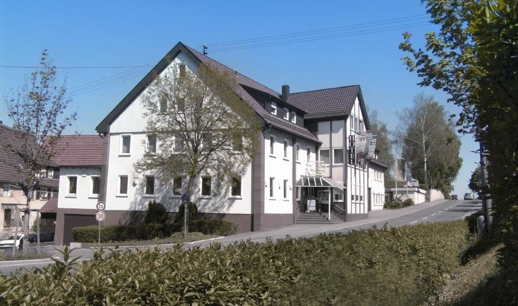 Das Hotel Waldhorn in Böblingen liegt an einer Straße, umgeben von Bäumen und Sträuchern. Es hat ein traditionelles Design mit weißen Wänden und dunklem Dach., © Hotel Waldhorn Das Hotel Waldhorn in Böblingen liegt an einer Straße, umgeben von Bäumen und Sträuchern. Es hat ein traditionelles Design mit weißen Wänden und dunklem Dach., © Hotel Waldhorn