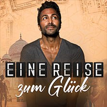 Ein Mann steht vor einem Hintergrund mit Reisethema. Der Text 'Eine Reise zum Gl&uuml;ck' ist prominent zu sehen., &copy; links im Bild