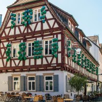 Fachwerkhaus in Kirchheim unter Teck mit grünen Fensterläden. Vor dem Gebäude stehen Tische und Stühle eines Straßencafés., © Stuttgart-Marketing GmbH, Sarah Schmid Fachwerkhaus in Kirchheim unter Teck mit grünen Fensterläden. Vor dem Gebäude stehen Tische und Stühle eines Straßencafés., © Stuttgart-Marketing GmbH, Sarah Schmid