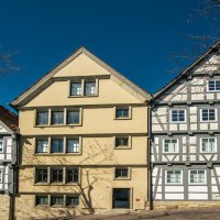 Drei Fachwerkhäuser am Marktplatz in Böblingen, umgeben von kahlen Bäumen und strahlend blauem Himmel., © SMG, Sarah Schmid Drei Fachwerkhäuser am Marktplatz in Böblingen, umgeben von kahlen Bäumen und strahlend blauem Himmel., © SMG, Sarah Schmid