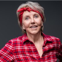 Eine Frau mit rotem Stirnband und kariertem Hemd l&auml;chelt freundlich in die Kamera vor grauem Hintergrund., &copy; Stadt Murrhardt