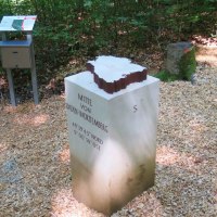 Steinskulptur im Wald markiert die geographische Mitte von Baden-Württemberg mit Koordinatenangabe., © Schwäbischer Albverein OG Böblingen Steinskulptur im Wald markiert die geographische Mitte von Baden-Württemberg mit Koordinatenangabe., © Schwäbischer Albverein OG Böblingen