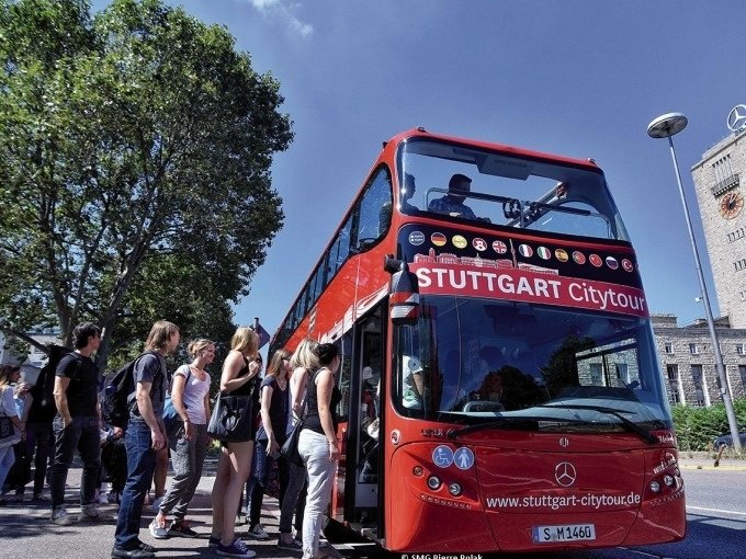 Menschen steigen in einen roten Doppeldeckerbus der Stuttgart Citytour ein. Der Himmel ist blau und klar., © SMG, Pierre Polak Menschen steigen in einen roten Doppeldeckerbus der Stuttgart Citytour ein. Der Himmel ist blau und klar., © SMG, Pierre Polak