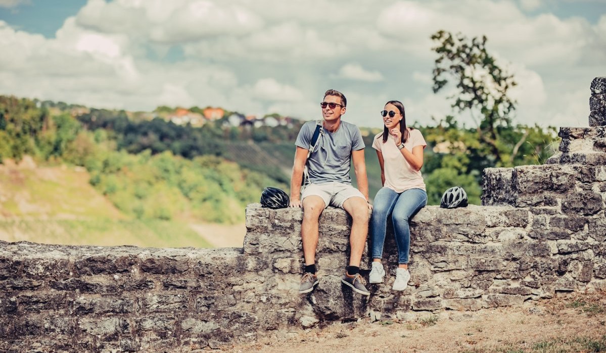 Radfahrer bei der Schlossruine Forchtenberg, &copy; www.kocher-jagst.de | Frumolt