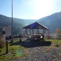 Ein Pavillon mit Sitzgelegenheit und Infotafel in einer sonnigen Berglandschaft., © Nördlicher Schwarzwald Ein Pavillon mit Sitzgelegenheit und Infotafel in einer sonnigen Berglandschaft., © Nördlicher Schwarzwald