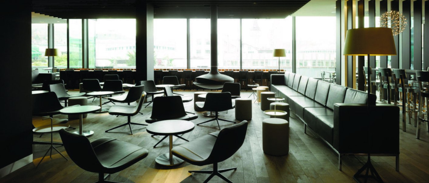 Moderne Lounge mit schwarzen Ledersesseln, Tischen und Stehlampen. Große Fenster bieten Blick nach draußen. Elegantes, minimalistisches Design., © karls kitchen, Stuttgart Moderne Lounge mit schwarzen Ledersesseln, Tischen und Stehlampen. Große Fenster bieten Blick nach draußen. Elegantes, minimalistisches Design., © karls kitchen, Stuttgart