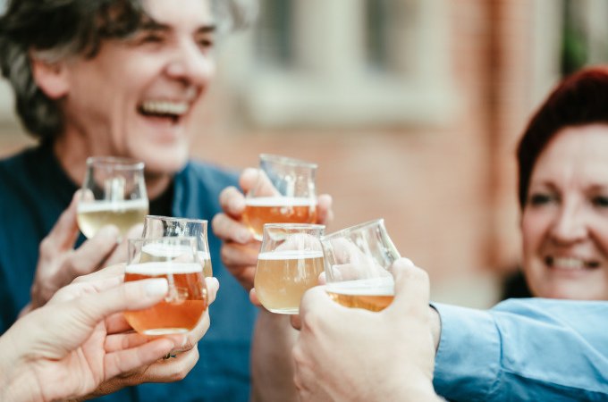 Eine fr&ouml;hliche Gruppe von Menschen st&ouml;&szlig;t mit Biergl&auml;sern an und genie&szlig;t eine Bierf&uuml;hrung. Sie lachen und haben Spa&szlig;., &copy; Stadt N&uuml;rtingen