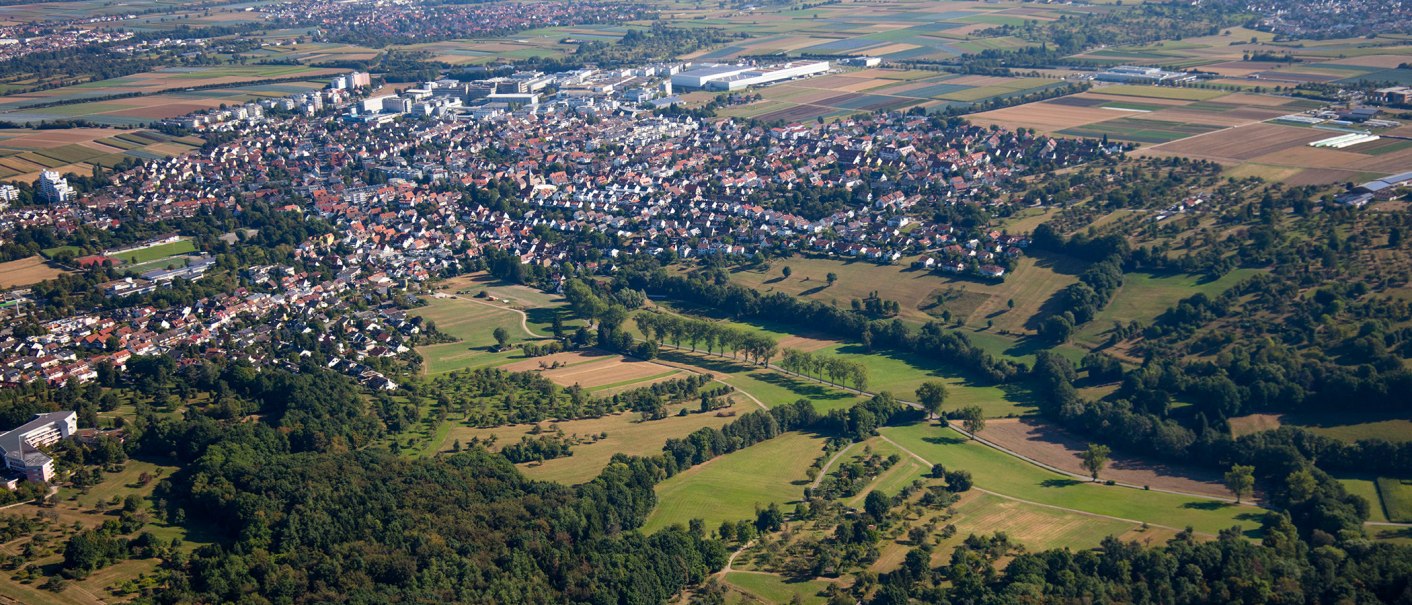 Luftaufnahme von Filderstadt zeigt Wohngebiete, Felder und Wälder. Die Stadt ist von landwirtschaftlichen Flächen umgeben., © Stuttgart-Marketing GmbH Luftaufnahme von Filderstadt zeigt Wohngebiete, Felder und Wälder. Die Stadt ist von landwirtschaftlichen Flächen umgeben., © Stuttgart-Marketing GmbH