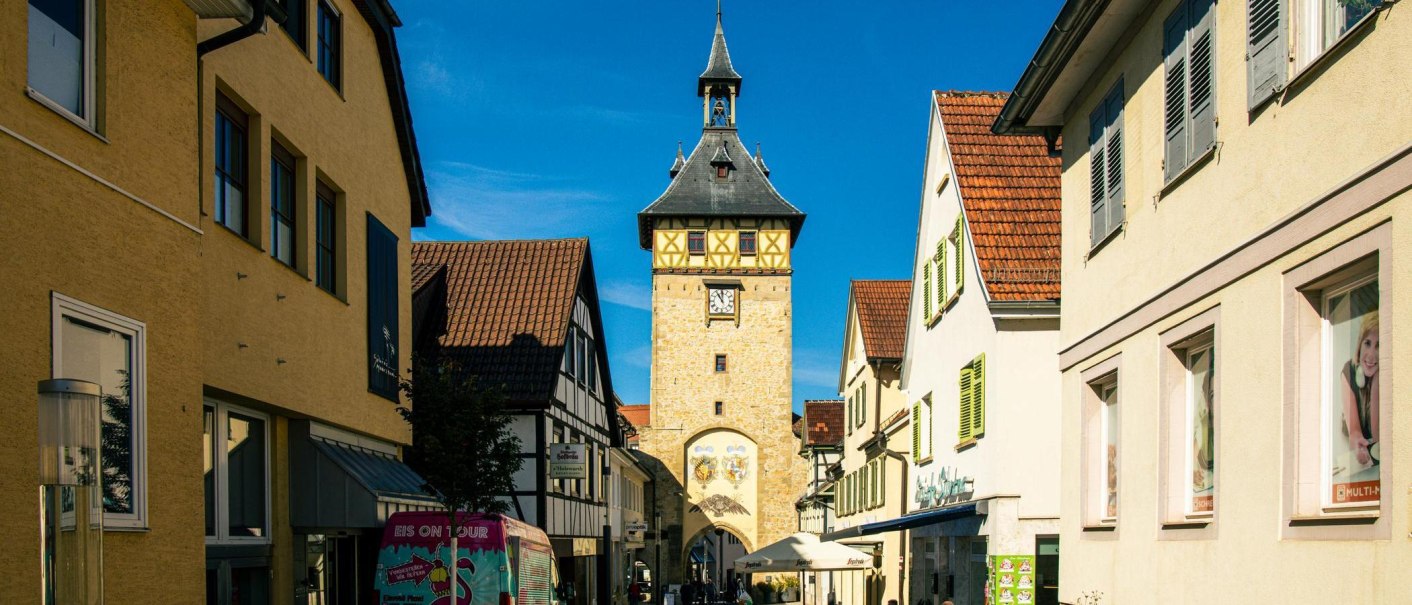 Blick auf den Oberen Torturm in Marbach am Neckar, umgeben von traditionellen Geb&auml;uden und einem blauen Himmel., &copy; Stuttgart-Marketing GmbH, Sarah Schmid