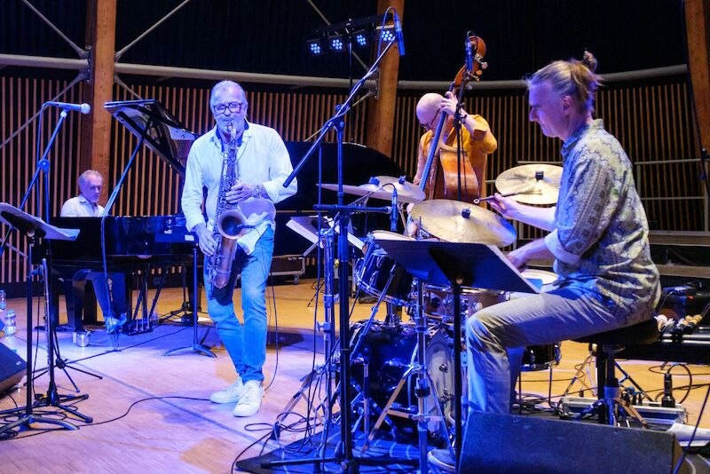 Eine Jazzband mit Saxophon, Klavier, Kontrabass und Schlagzeug performt auf einer B&uuml;hne. Die Musiker sind in Aktion und konzentriert., &copy; Stadt B&ouml;blingen - Amt f&uuml;r Kultur