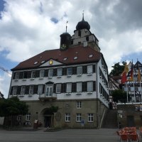 Das Rathaus von Herrenberg mit Fachwerkhäusern im Hintergrund. Vor dem Gebäude stehen leere Stühle. Der Himmel ist bewölkt., © www.pro-cycl.de