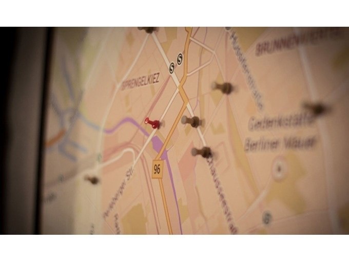 Karte mit Stecknadeln, die verschiedene Orte markieren. Eine rote Nadel hebt sich hervor. Der Bereich zeigt den Sprengelkiez in Berlin., © TeamEscape Stuttgart Karte mit Stecknadeln, die verschiedene Orte markieren. Eine rote Nadel hebt sich hervor. Der Bereich zeigt den Sprengelkiez in Berlin., © TeamEscape Stuttgart