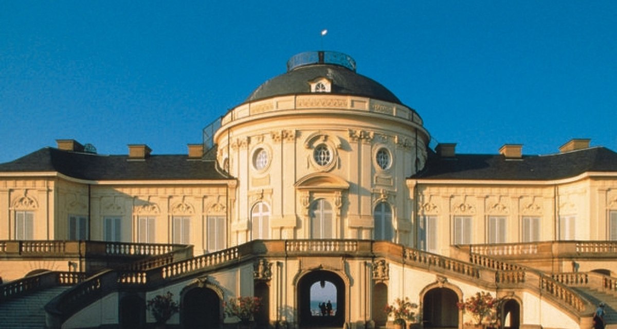 Schloss Solitude mit symmetrischen Treppen und einer zentralen Kuppel vor einem klaren blauen Himmel., © Sindelfingen - Stuttgart-Marketing GmbH Schloss Solitude mit symmetrischen Treppen und einer zentralen Kuppel vor einem klaren blauen Himmel., © Sindelfingen - Stuttgart-Marketing GmbH