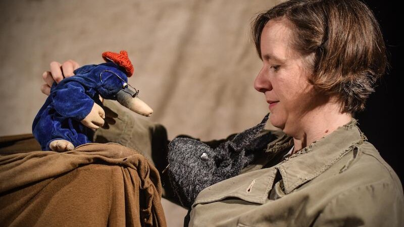 Eine Frau interagiert mit einer Maulwurf-Handpuppe und einer weiteren Puppe. Sie trägt eine olivgrüne Jacke., © Stadt Winnenden Eine Frau interagiert mit einer Maulwurf-Handpuppe und einer weiteren Puppe. Sie trägt eine olivgrüne Jacke., © Stadt Winnenden
