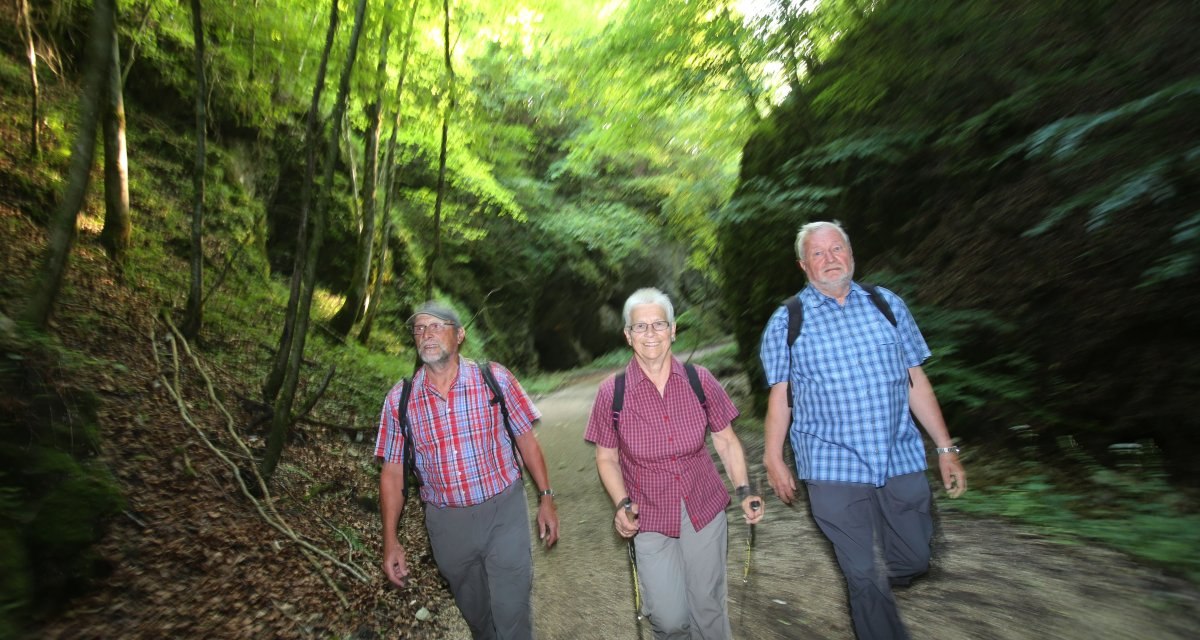 Wanderer durchqueren die Trailfinger Schlucht, © Bad Urach Tourismus Wanderer durchqueren die Trailfinger Schlucht, © Bad Urach Tourismus