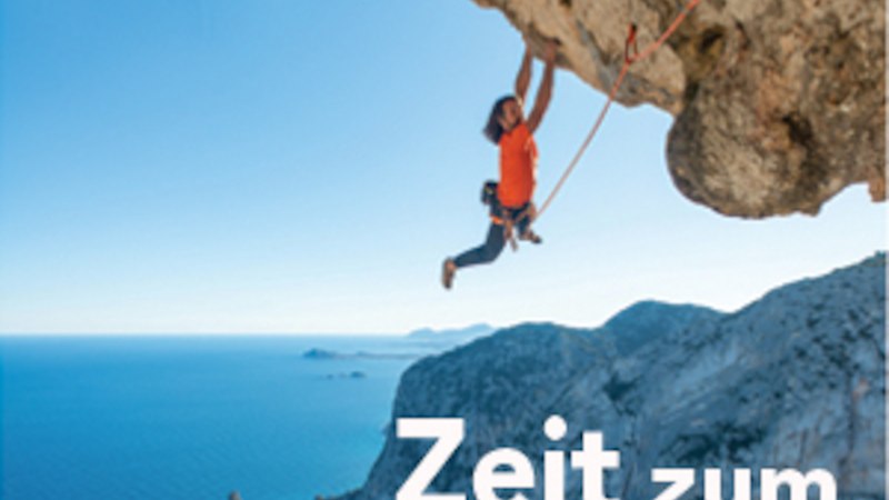 Kletterer an Felswand über Küstenlandschaft, Meer im Hintergrund. Text: Alexander Huber, Zeit zum Atmen., © Sektion Geislingen e.V. des deutschen Alpenvereins (D.A.V.) e.V. Kletterer an Felswand über Küstenlandschaft, Meer im Hintergrund. Text: Alexander Huber, Zeit zum Atmen., © Sektion Geislingen e.V. des deutschen Alpenvereins (D.A.V.) e.V.