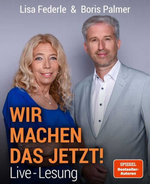 Zwei Personen posieren nebeneinander, die Frau trägt ein blaues Kleid, der Mann einen grauen Anzug. Text: 'Wir machen das jetzt! Live-Lesung'. Spiegel Bestseller-Autoren., © Veranstaltungsring Metzingen e.V.