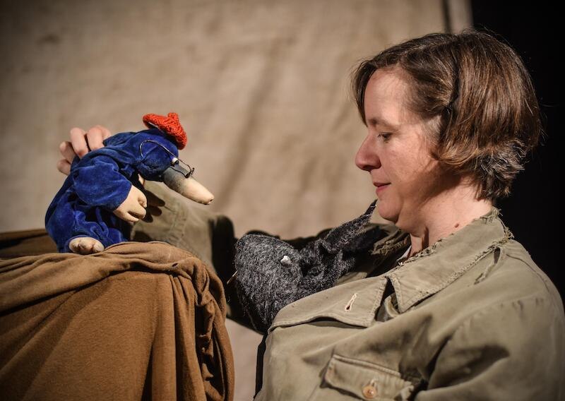 Eine Frau interagiert mit einer Maulwurf-Handpuppe und einer weiteren Puppe. Sie trägt eine olivgrüne Jacke., © Stadt Winnenden