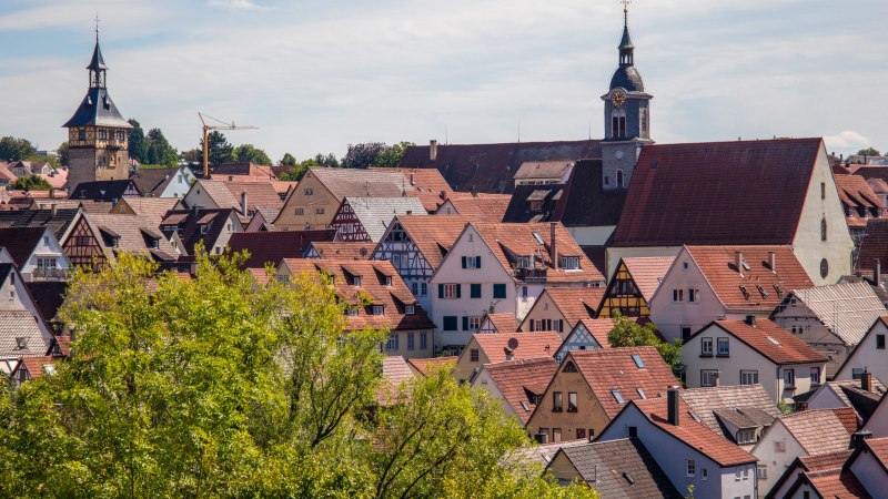 Panorama der historischen Altstadt von Marbach am Neckar mit Fachwerkh&auml;usern und Kircht&uuml;rmen unter blauem Himmel., &copy; SMG Achim Mende