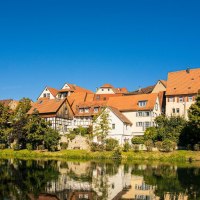 Besigheim: Malerische Fachwerkh&auml;user spiegeln sich im ruhigen Fluss unter klarem, blauem Himmel wider., &copy; Stuttgart-Marketing GmbH, Sarah Schmid