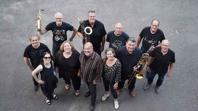 Zehn Personen, einige mit Blasinstrumenten, stehen auf Asphalt und blicken nach oben. Sie tragen &uuml;berwiegend schwarze Kleidung., &copy; Stadtverwaltung Vaihingen an der Enz