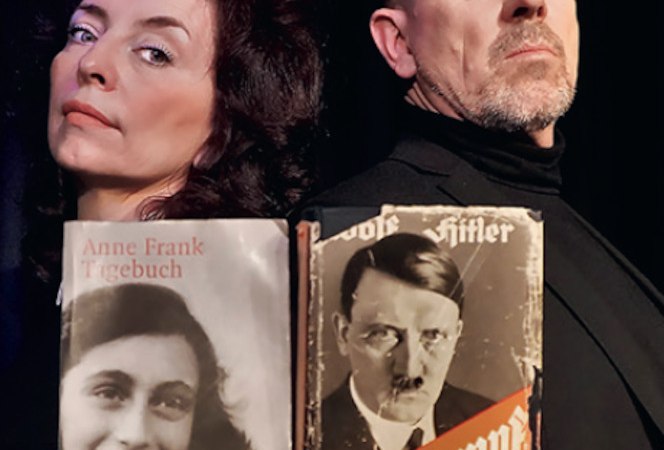 Zwei Personen posieren mit ernsten Gesichtern und halten Bücher von Anne Frank und Adolf Hitler in den Händen., © Theaterwerkstatt Schwäbisch Gmünd e.V.