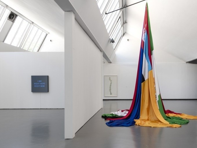 Moderne Kunstinstallation in der Kunsthalle G&ouml;ppingen mit bunten Stoffbahnen und einem leuchtenden Schriftzug an der Wand., &copy; Kunsthalle G&ouml;ppingen
