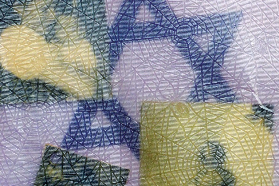 Abstrakte geometrische Muster in Blau und Gelb auf einer strukturierten Oberfläche. Die Formen sind überlagert und erzeugen ein komplexes Design., © © Frieder Grindler