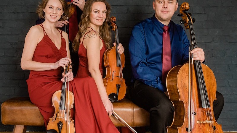 Ein Streichquartett in eleganter Kleidung posiert mit ihren Instrumenten vor einer dunklen Wand. Zwei Frauen tragen rote Kleider, die M&auml;nner Hemden mit Krawatten., &copy; Mercedes-Benz AG