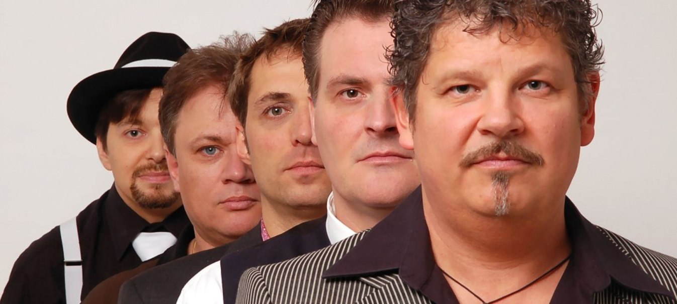 Brustbild von fünf Männer, die, leicht versetzt, hintereinander stehen. Nur vom ersten ist das ganze Gesicht zu sehen., © Mojo Blues Band