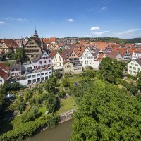 Luftaufnahme der Bietigheimer Altstadt mit Fachwerkhäusern, roten Dächern und grünen Gärten unter blauem Himmel., © 3B-Tourismus