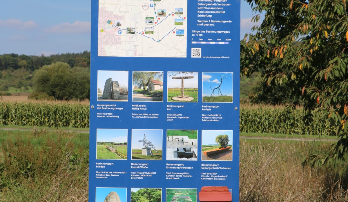 Informationsschild des Besinnungswegs Fellbach mit Karte und Skulpturenfotos. Es steht in einer ländlichen Umgebung mit Bäumen und Feldern., © Remstal Tourismus e.V. Informationsschild des Besinnungswegs Fellbach mit Karte und Skulpturenfotos. Es steht in einer ländlichen Umgebung mit Bäumen und Feldern., © Remstal Tourismus e.V.