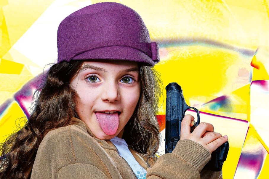 Mädchen mit lila Hut hält eine Spielzeugpistole und streckt die Zunge heraus. Der Hintergrund ist bunt und abstrakt gestaltet., © © Grafik: Christof Mühlberger © Foto: Tobias Metz Mädchen mit lila Hut hält eine Spielzeugpistole und streckt die Zunge heraus. Der Hintergrund ist bunt und abstrakt gestaltet., © © Grafik: Christof Mühlberger © Foto: Tobias Metz