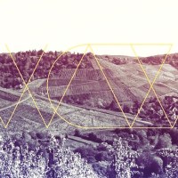 Weinberge erstrecken sich über Hügel, ein Dorf liegt im Hintergrund. Geometrische Linien überlagern das Bild, das in einem Sepia-Ton gehalten ist., © Weinbau Wieder