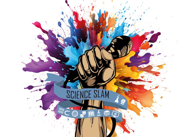 Eine Hand hält ein Mikrofon vor einem bunten Farbspritzer. Ein Banner mit der Aufschrift 'Science Slam' und wissenschaftlichen Symbolen ist zu sehen., © Scala Kultur Live gGmbH