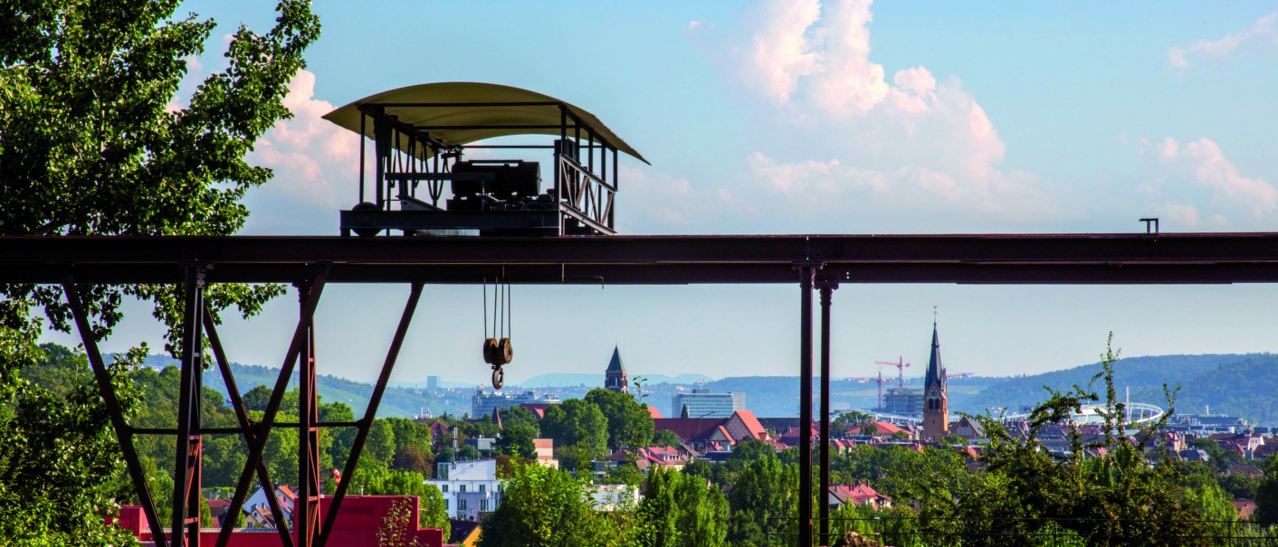 Alte Seilbahn im Travertinpark, im Vordergrund Bäume und Wiese, im Hintergrund Stadtansicht mit Kirchtürmen und Hügeln., © Stuttgart-Marketing GmbH