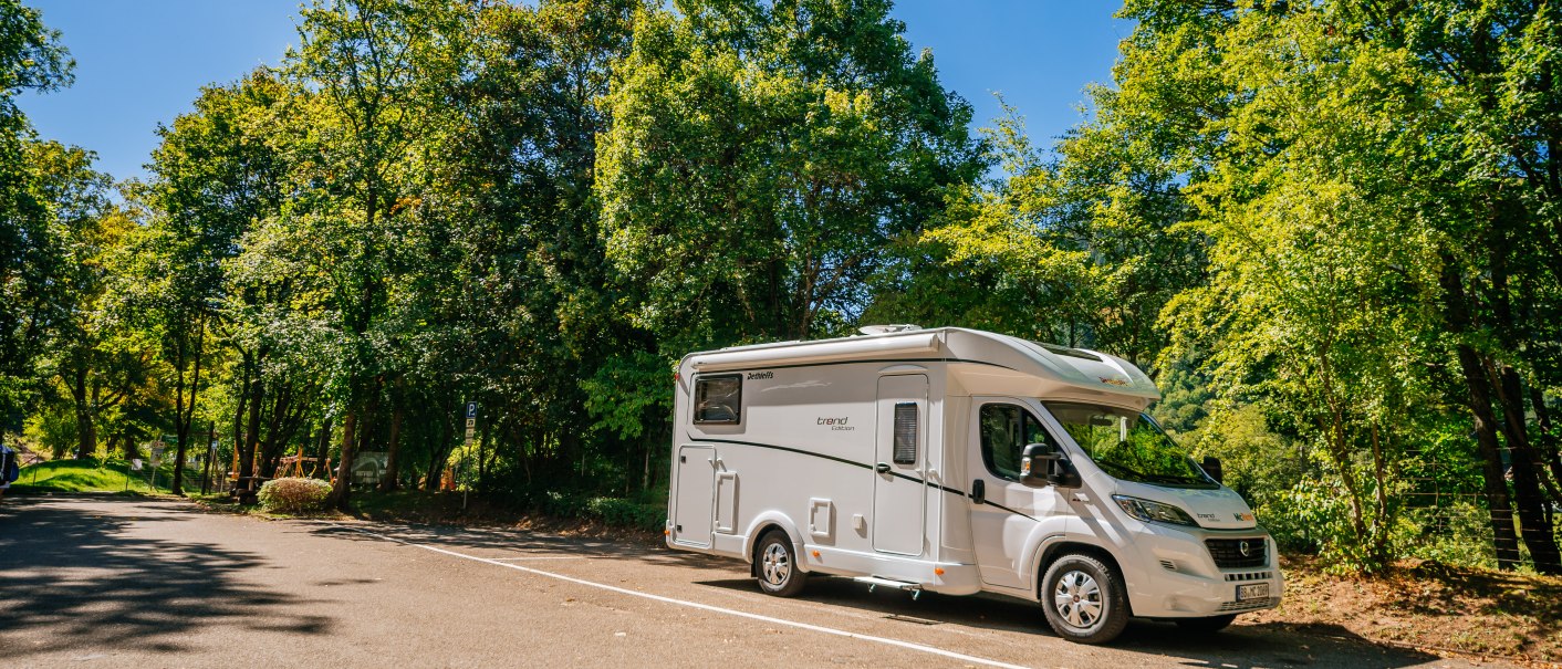 Ein Wohnmobil steht auf einem Stellplatz im Grünen, umgeben von Bäumen, bei sonnigem Wetter., © Stuttgart-Marketing GmbH, Thomas Niedermüller Ein Wohnmobil steht auf einem Stellplatz im Grünen, umgeben von Bäumen, bei sonnigem Wetter., © Stuttgart-Marketing GmbH, Thomas Niedermüller