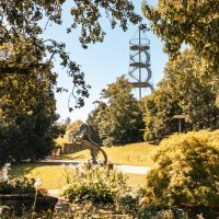 Ein gr&uuml;ner Park mit B&auml;umen, einer Pferdeskulptur und einem spiralf&ouml;rmigen Aussichtsturm im Hintergrund., &copy; Stuttgart-Marketing GmbH, Sarah Schmid